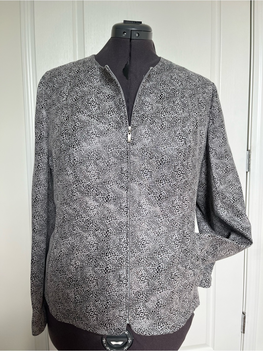 JM Collection Lightweight Zip Front Jacket in Black and Gray Print